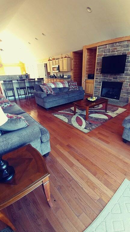 Log cabin for 14 people, with balcony and hot tub in Shenandoah Valley