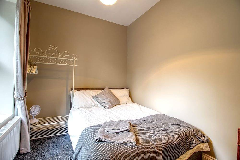 Modern property - great location with parking in Huddersfield, West Yorkshire