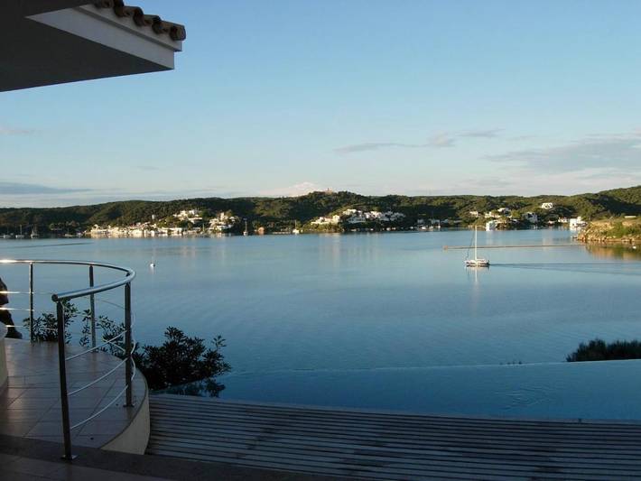 Location de vacances pour 8 personnes, avec vue ainsi que jardin et piscine à Es Castell - 3