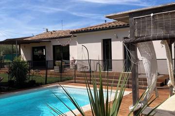 Location de vacances pour 6 personnes, avec jardin à Domazan