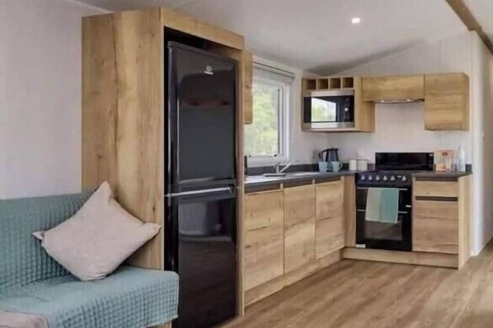 River Meadows Retreat. Contemporary, spacious caravan. 3 Bedroom, sleeps 8 in Northampton, Northamptonshire