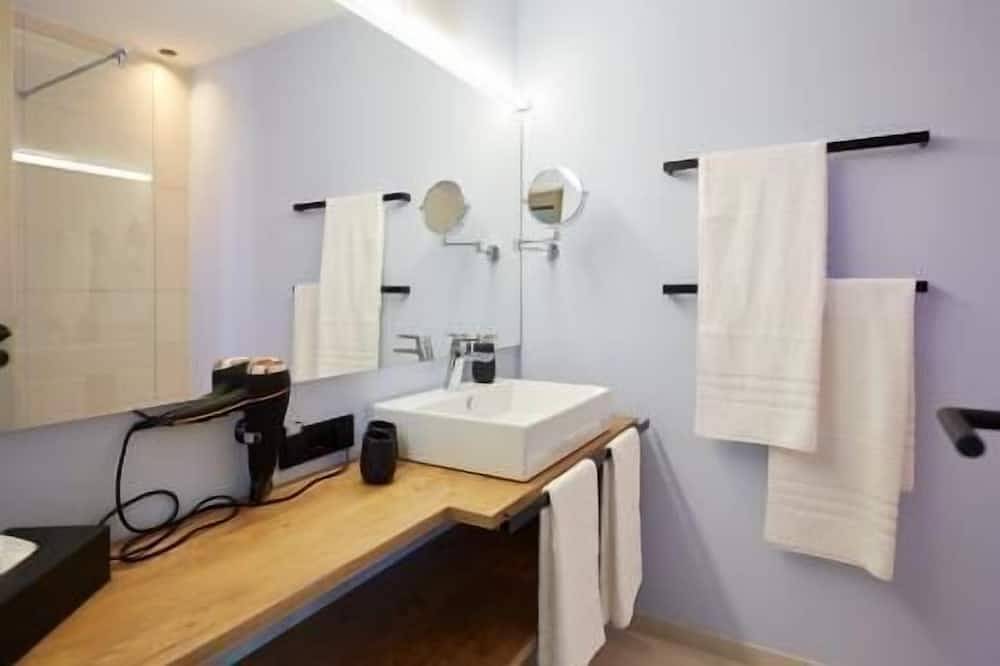 Ganze Wohnung, Apartment über dem Wasser, 57qm, 1 Schlafzimmer, 1 Wohn-/Schlafzimmer, Loggia, max. 4 Personen in Singen, Hegau
