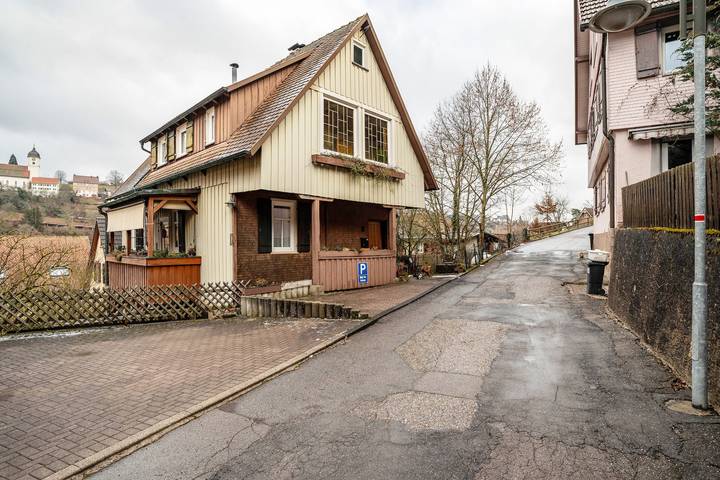 Geheel appartement, Appartement 'Retro Mit Schlossblick' met uitzicht op de bergen, gedeeld terras en Wi-Fi in Altensteig, Noordelijk Zwarte Woud