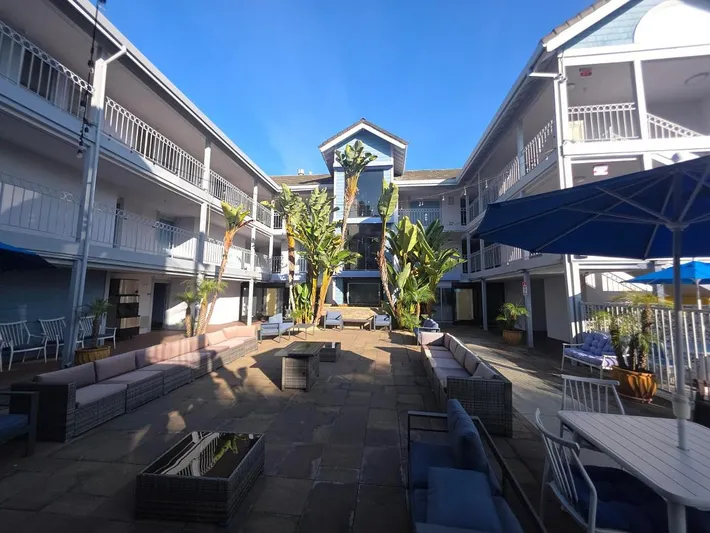 Hotel para 3 personas, con balcón además de jacuzzi y piscina - 1