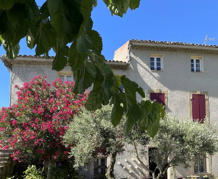 Feriehus for 2 personer med have in Violès, Vaucluse