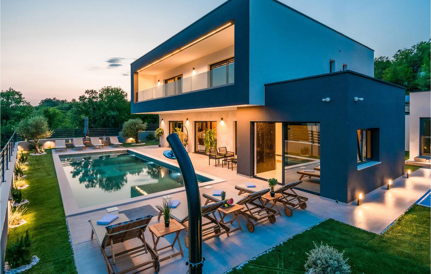 Geräumiges Apartment mit 2 Schlafzimmern, Pool, WLAN und Parkplatz in Zagvozd, Makarska Riviera