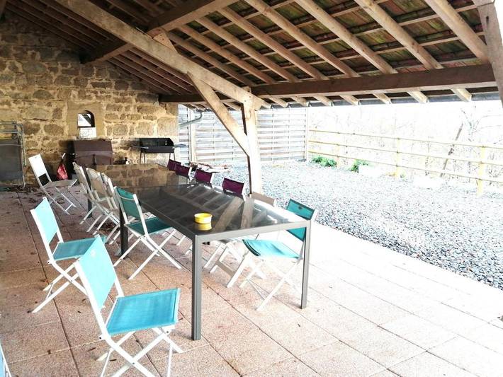 Location de vacances pour 14 personnes, avec vue ainsi que terrasse et piscine à Charensat - 3