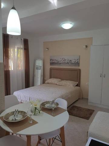 Gîte pour 2 personnes, avec jardin et vue dans Tivat