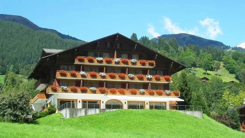 B&B für 3 Personen, mit Balkon und Terrasse sowie Ausblick im Berner Oberland