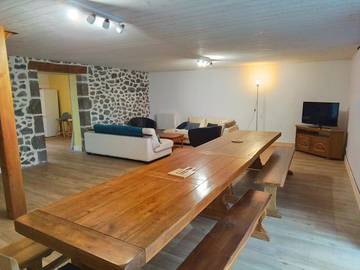 Gîte pour 15 personnes, avec jardin et vue, animaux acceptés à Cheylade