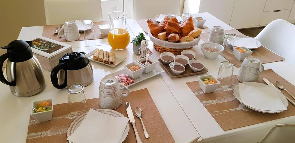 Location de vacances pour 2 personnes, avec piscine et terrasse ainsi que jardin et vue à Changé - 3