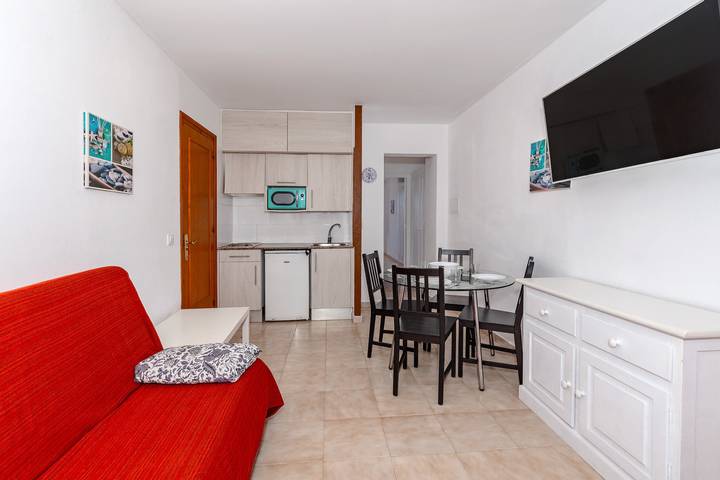 Entire apartment, Apartment Cala En Blanes Park with Sea View, Wi-Fi and Air Conditioning in Cala Blanes, Ciutadella