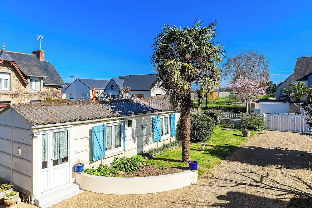 Entire apartment, Les Volets Bleus\" cottage in Ploubalay, Dinan region