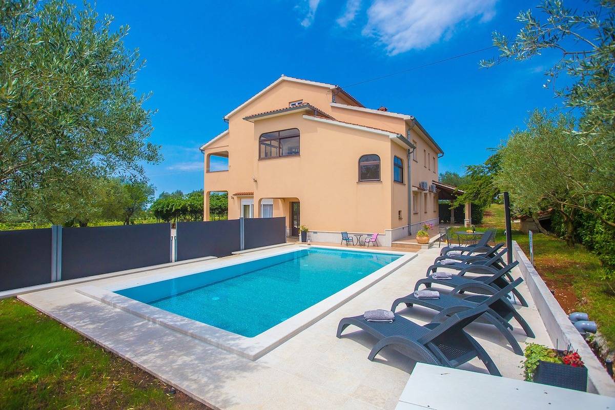 Ganze Wohnung, Apartment Mir mit 3 Schlafzimmern und eigenem Pool in Zentralistrien