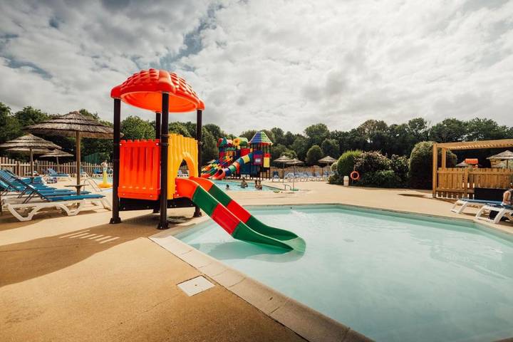 Camping pour 4 personnes, avec terrasse et piscine ainsi que jacuzzi et jardin
