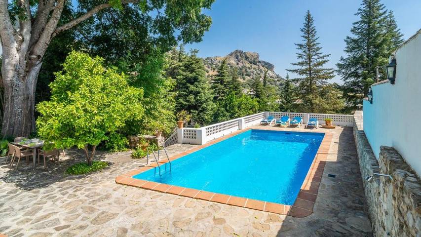 Casa para 10 personas, con jardín además de terraza y piscina en Grazalema