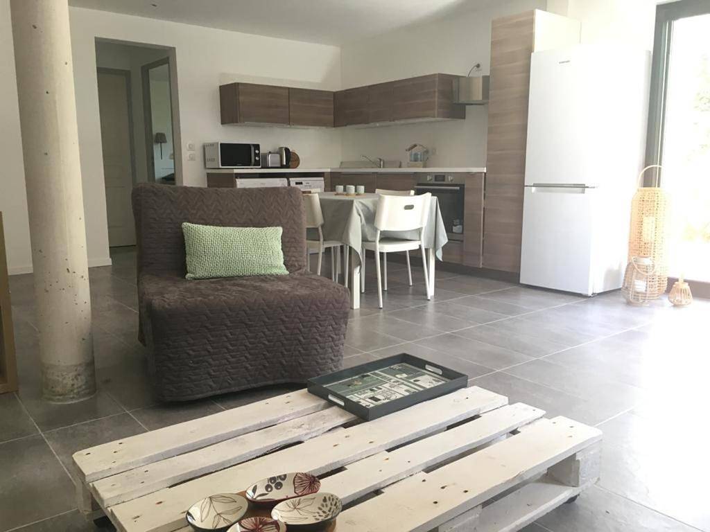 Appartement entier, One-Bedroom Apartment with Terrace in Ollioules, Côte méditerranéenne (France)