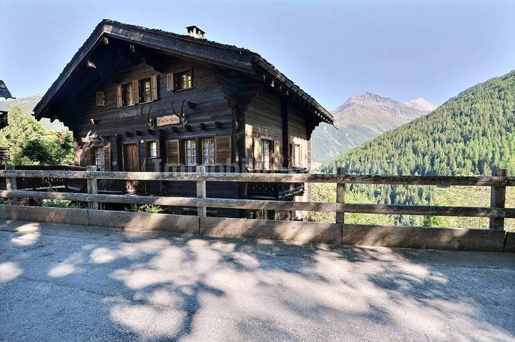 Appartamento intero, Appartement confortable pour 2 à 4 personnes, salon avec 1 divan-lit, coin cuisine, 1 chambre à 1 li in Grimentz, Anniviers