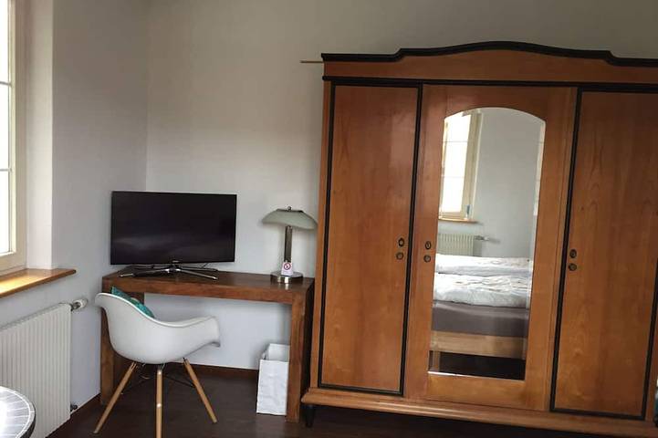 Ganze Wohnung, Doppelzimmer mit Flachbild Tv und Etagenbad in Weil am Rhein, Südschwarzwald