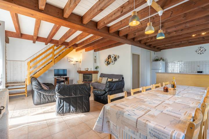 Gite De Groupe Piscine Intérieur avec terrasse privée, jardin privé et Wi-Fi in La Gripperie-Saint-Symphorien, Région de Rochefort