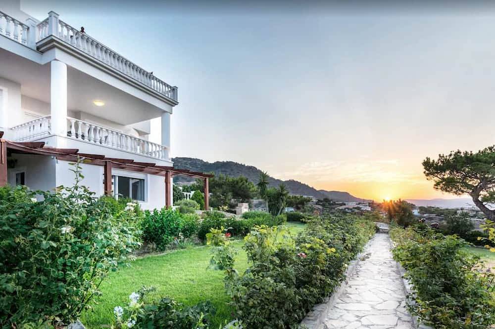 A seafront villa with swimming pool in Achlia, Kreta Süden