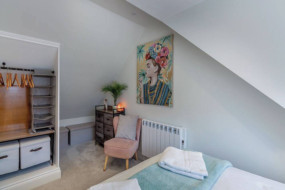 Olive Breeze is a bright spacious property in the old part of Felixstowe. in Felixstowe, Suffolk