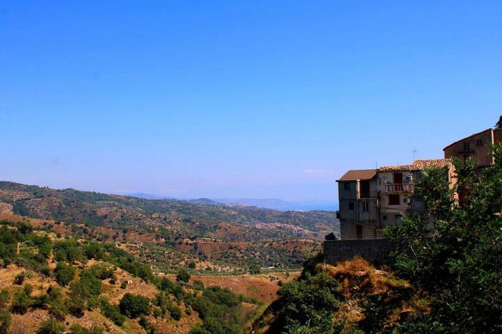 Appartamento per 6 persone, con panorama e giardino in Santa Caterina dello Ionio