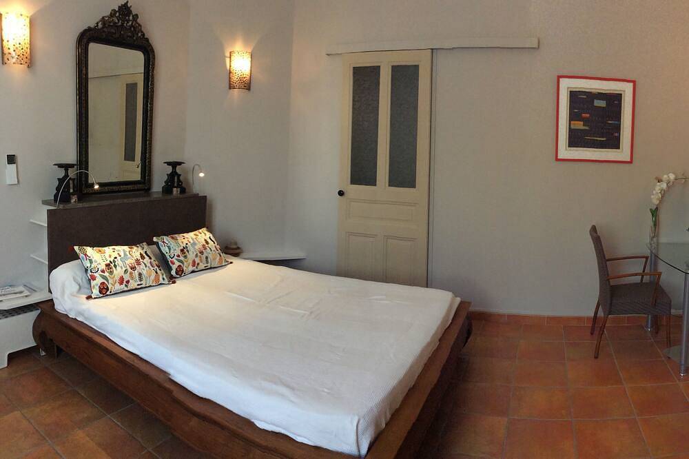 Chambre indépendante dans maison de ville de caractère. in Nîmes, Région de Nîmes