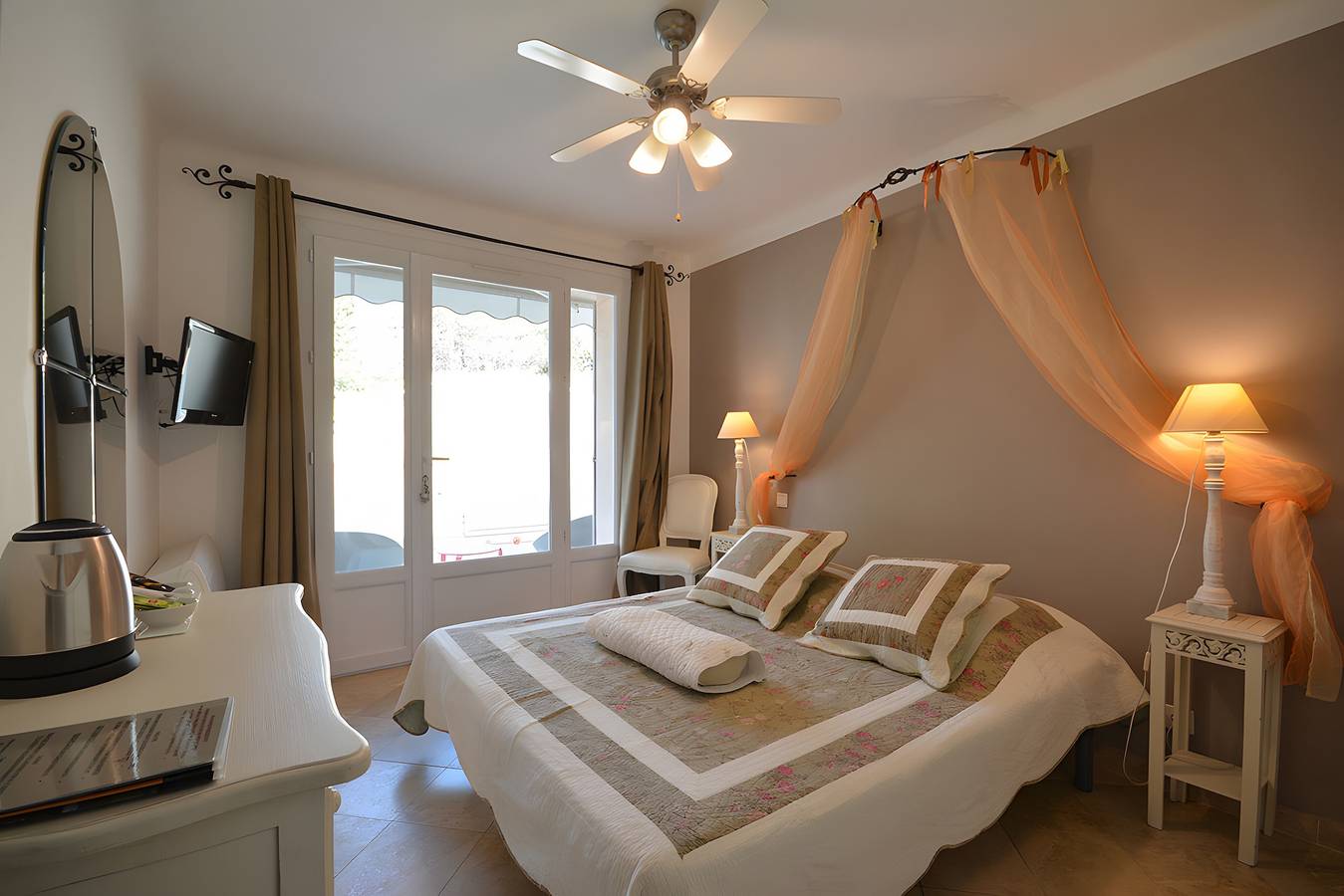 Appartement entier, Appartement « Chambre Saumon » avec piscine partagée, Wi-Fi et climatisation in Bédoin, Parc naturel régional du Mont-Ventoux
