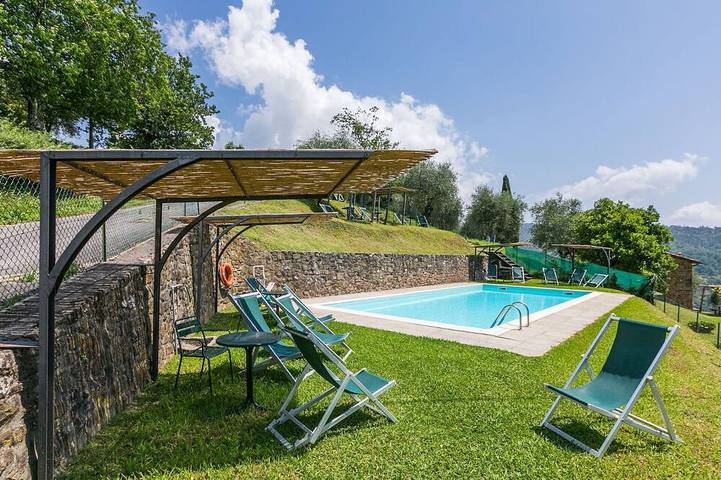 Agriturismo per 6 persone, con piscina e giardino, con animali domestici in Pescia