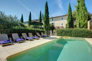 Gîte pour 6 personnes, avec jardin à Caromb