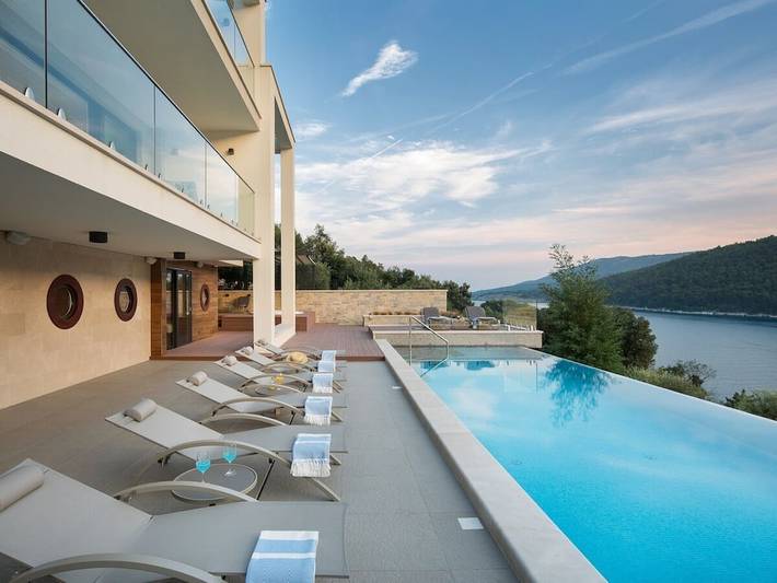 Ferienhaus für 10 Personen, mit Balkon und Whirlpool sowie Terrasse und Pool
