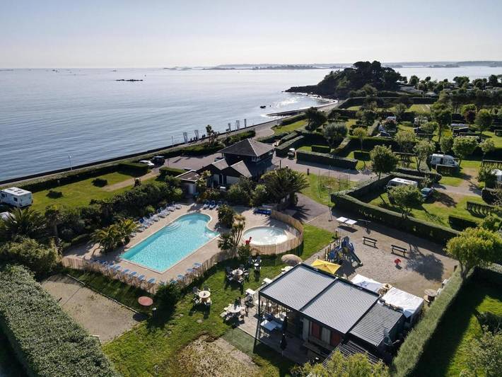 Gîte pour 4 personnes, avec piscine, animaux acceptés dans Plage De Kersaliou