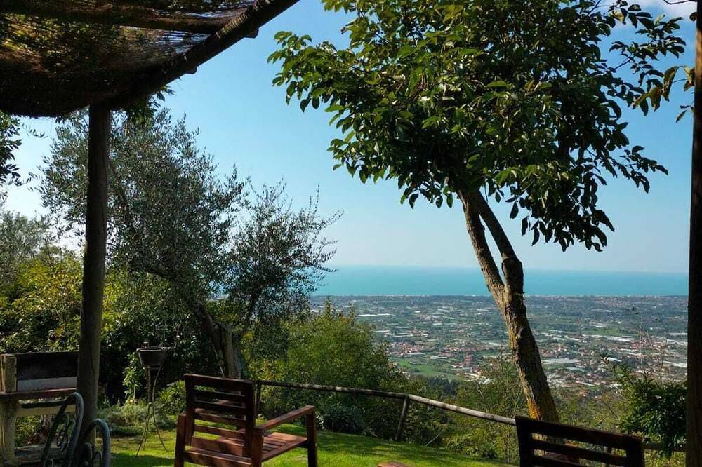 Caratteristico rustico toscano, grande giardino ad uso esclusivo. in Camaiore (Toscana), Riviera Toscana