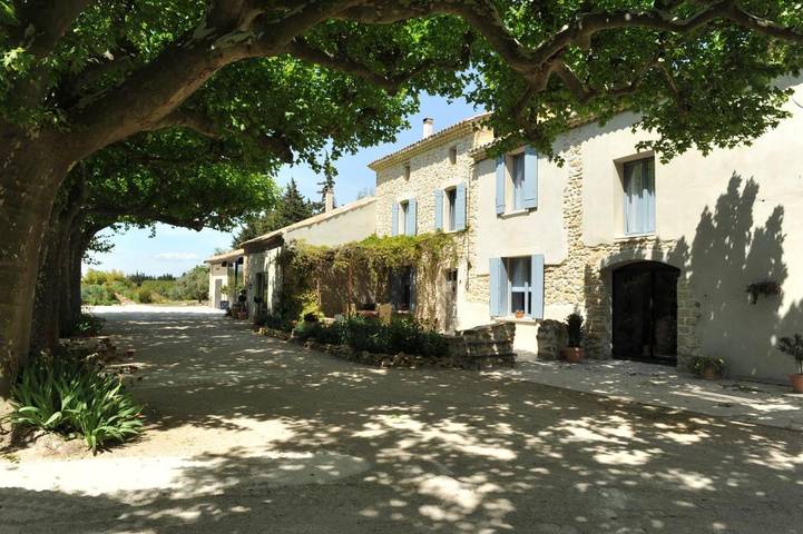Location de vacances pour 2 personnes, avec Terrasse et Jardin ainsi que Piscine et Vue à Sarrians