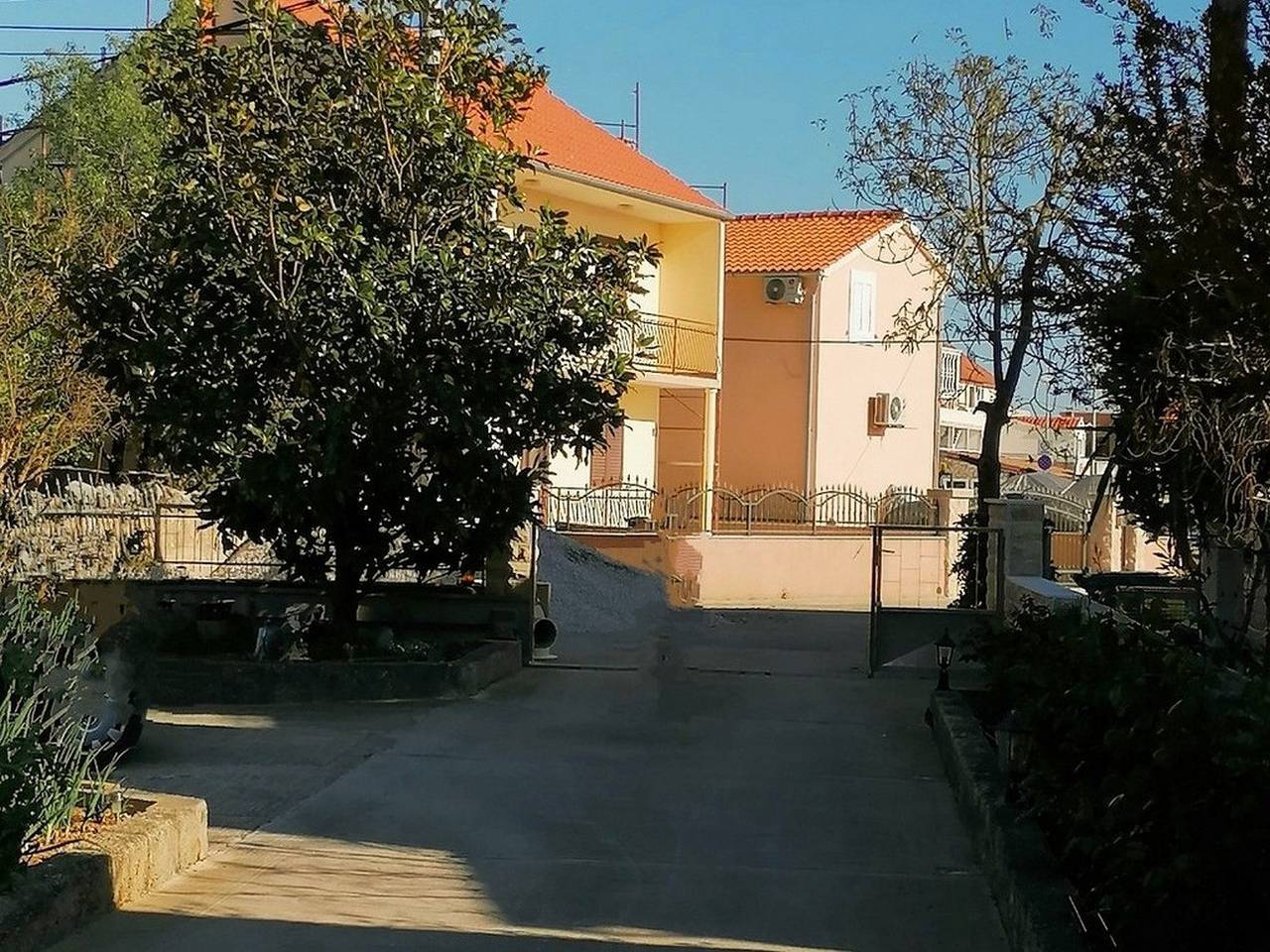 Ganze Wohnung, 2-Zimmer-Ferienwohnung mit Terrasse Zablace, Sibenik A-22255-a in Sibenik, Šibenik-Knin