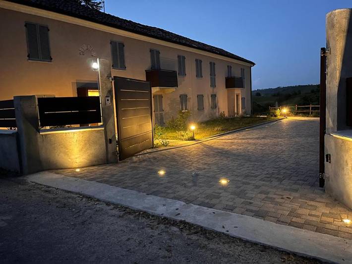 B&b per 2 persone, con giardino e piscina nonché balcone e panorama, con animali domestici in Langhe