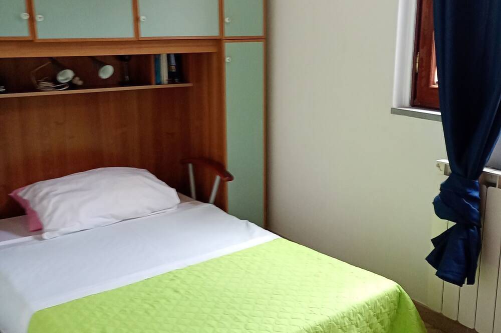 Independent villa with private beach on the lake in Manziana, Lake Bracciano