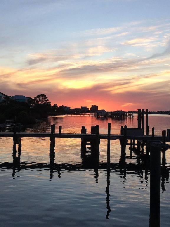 Ganze Wohnung, Schöne 2 Schlafzimmer und 2 Bäder direkt an der Bucht! Bootsbeleg inklusive! Schlaf 6! in Perdido Key, Escambia County