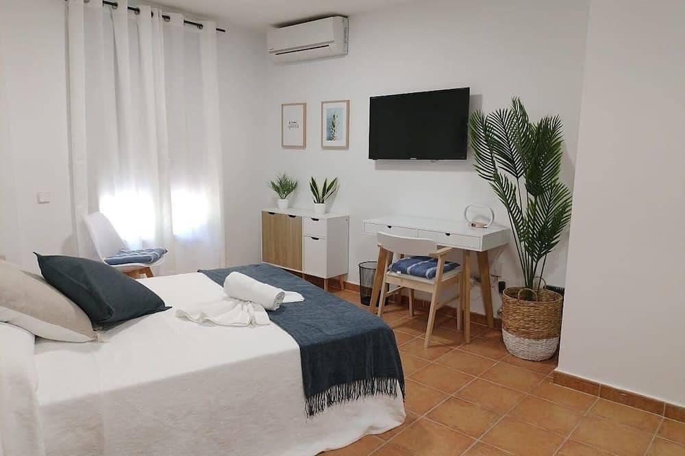 Entire apartment, Study of Don Quixote. B2 (1 double bed 1 puff bed) in Alcalá de Henares, Madrid Province