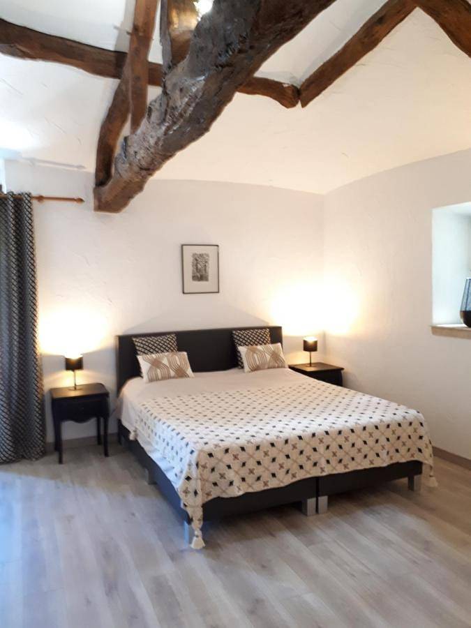 Chambre d’hôte pour 3 personnes, avec vue ainsi que piscine et jardin à Valeilles