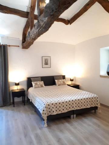 Location de vacances pour 2 personnes, avec jardin ainsi que piscine et vue à Valeilles