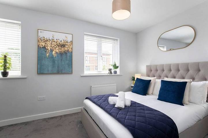 Modern-Wohnstätte-Ensuite mit Dusche-Strassenblick in Cheltenham, Gloucestershire