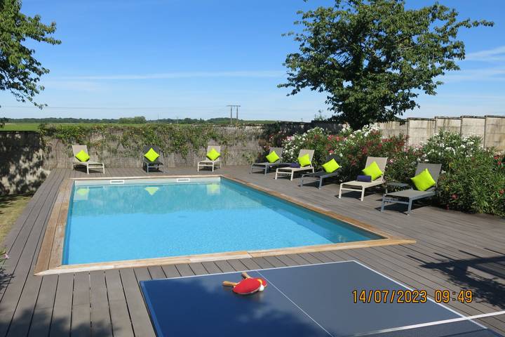 Gîte pour 8 personnes, avec terrasse ainsi que piscine et jardin, animaux acceptés dans Louzac-Saint-André
