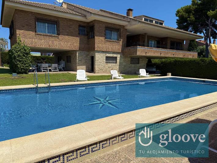 Casa rural para 8 personas, con terraza además de jardín y piscina en Alicante