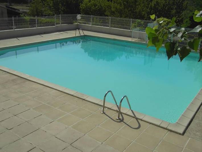 Location de vacances pour 4 personnes, avec piscine ainsi que vue et terrasse à Saint-Martin-de-Brômes