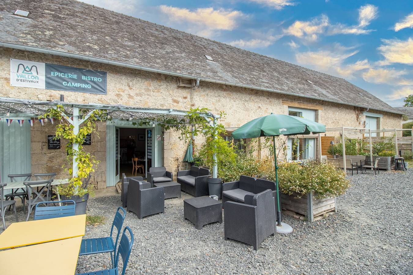 Maison 'La Grange Du Vallon D'estivaux' avec vue sur lac, piscine partagée et Wi-Fi in Estivaux, Région de Brive-la-Gaillarde