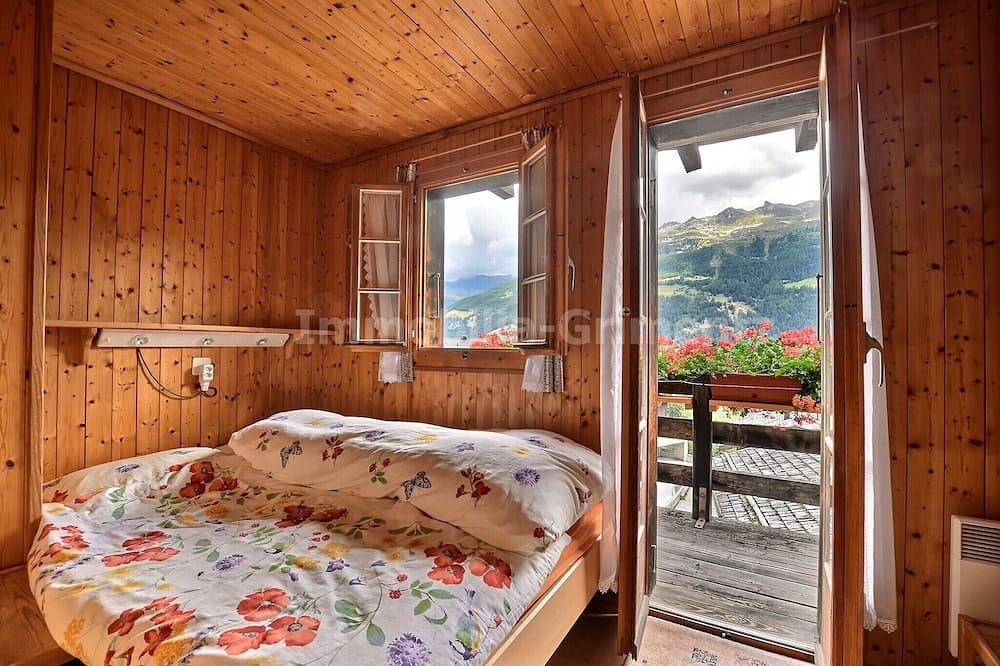 Middle class chalet on 3 levels for 3 to 4 people, kitchen area with a small living room, 1 double b in Grimentz, Anniviers