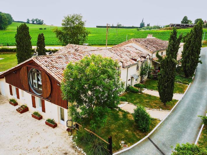 Gîte pour 11 personnes, avec jardin ainsi que terrasse et piscine à Lougratte