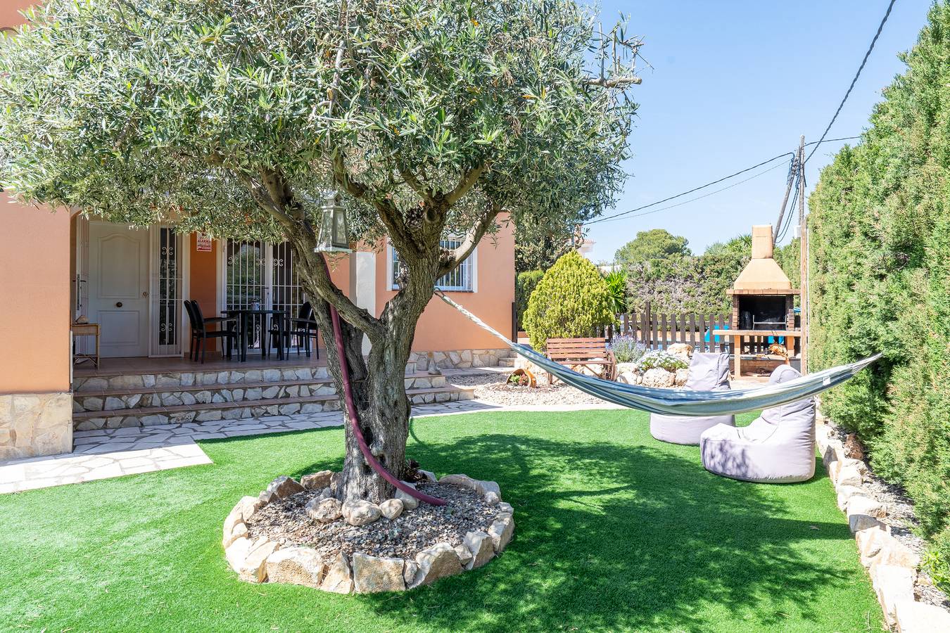 Casa de vacaciones 'Villa Alpamar' con piscina privada, Wi-Fi y aire acondicionado in Les Tres Cales, Tierras del Ebro